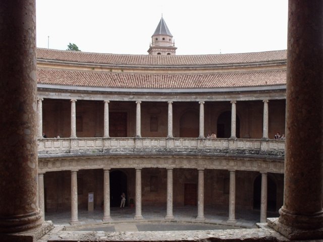 P5250067 Binnenplaats met zicht op toren  Santa maria de la Alhambra - Palacio de Carlos V - Alhambra - Granada